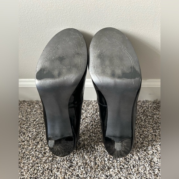 Tahari patent leather pump heel with small front platform size 8M - Picture 6 of 7
